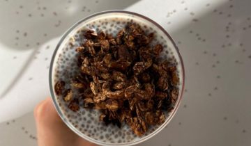 Budincă chia cu granola de ciocolată