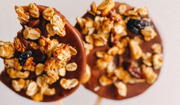 Felii de măr cu ciocolată topită și granola