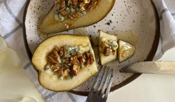 Pere coapte cu cașcaval și granola clasică