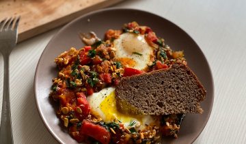 Shakshuka cu granola sărată