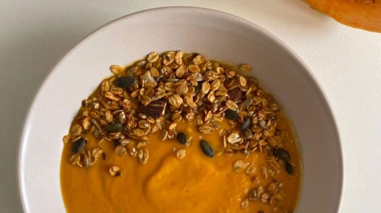 Supă cremă de dovleac cu granola