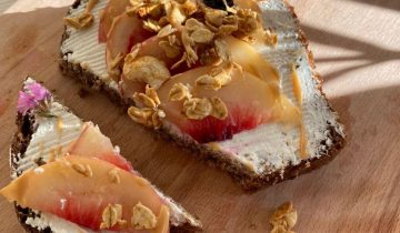 Toast cu cremă de brânză, fructe și granola