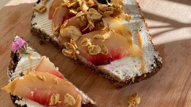 Toast cu cremă de brânză, fructe și granola