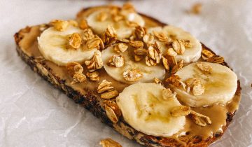 Toast cu unt de arahide, banane și granola