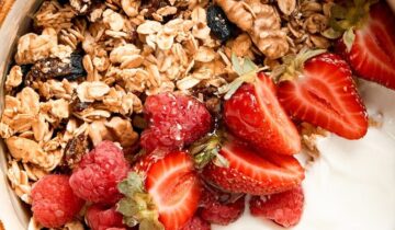 Granola cu cocos, iaurt si capsuni