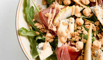 Salata verde cu granola sarata si prosciutto